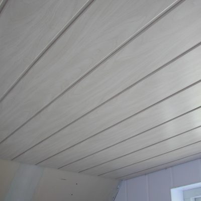 Systeemplafond badkamer akoestisch plafondplaten waterbestendig vocht afstotend wit bruin plafond panelen douche toilet keuken