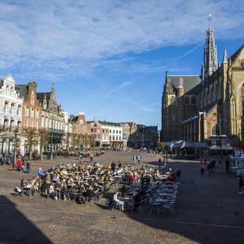 Haarlem – Het zonnige weer op deze tweede kamerverkiezingsdag zorgt ervoor dat de terrasjes op de Grote Markt druk worden bezocht. Veel mensen genieten van de zon en de lekkere voorjaarswarmte met een lekker drankje op het terras.